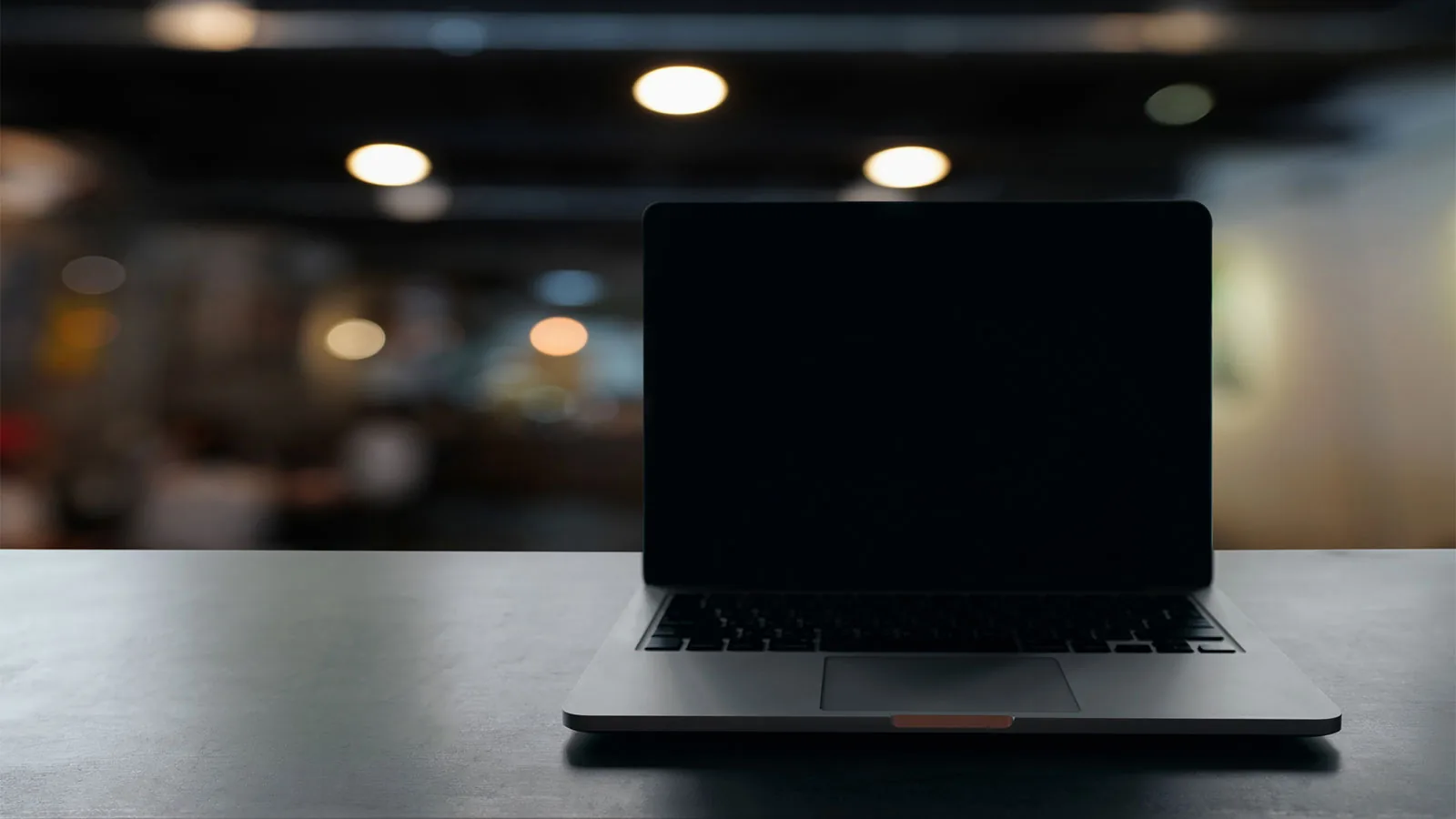 Laptop mở trên bàn trong văn phòng ánh sáng dịu