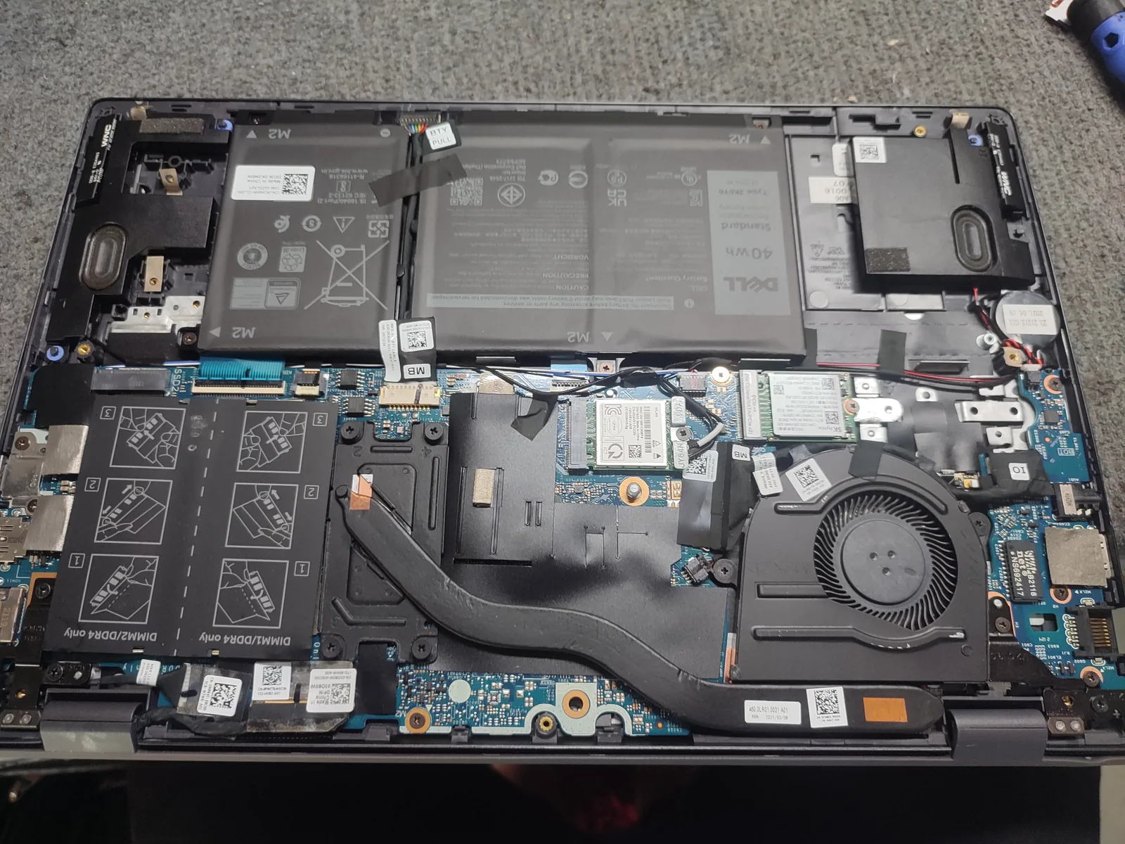 Bên trong laptop sau khi vệ sinh, ổ SSD và quạt đã sạch