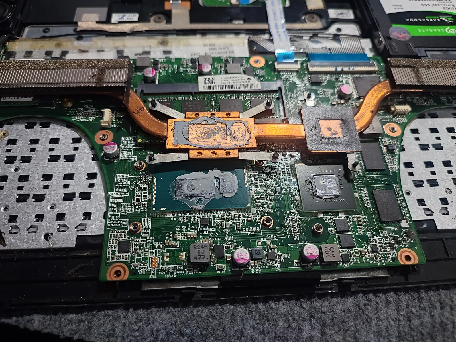 Bo mạch laptop được tháo ra kiểm tra tại chỗ