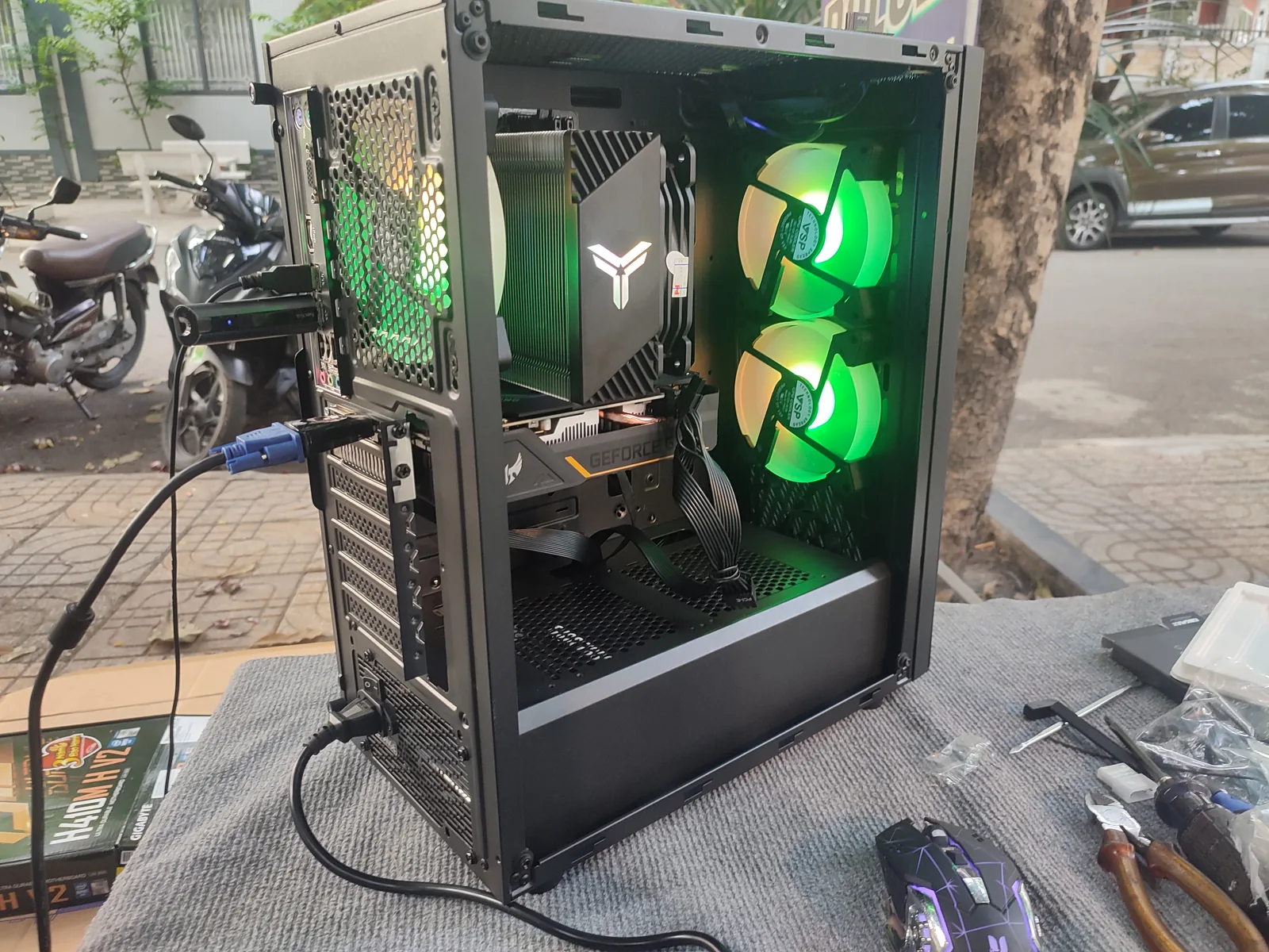 Máy tính bàn gaming mở thùng, quạt tản nhiệt đang chạy