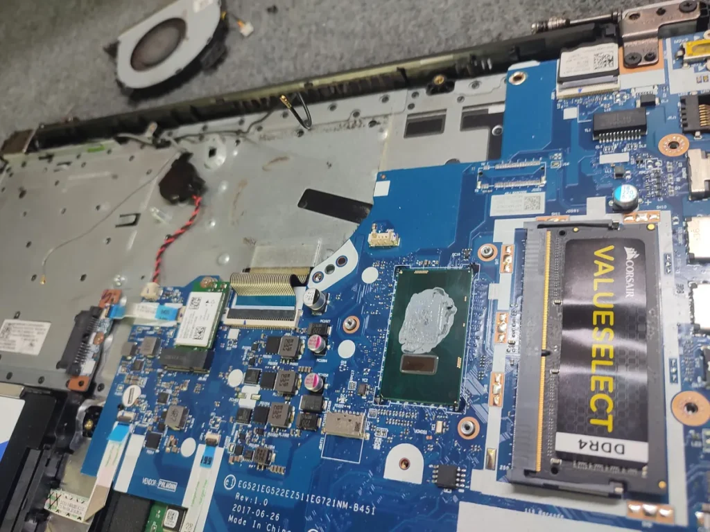 Laptop mở bung lộ bo mạch chủ với chip CPU mới tra keo tản nhiệt và thanh RAM DDR4