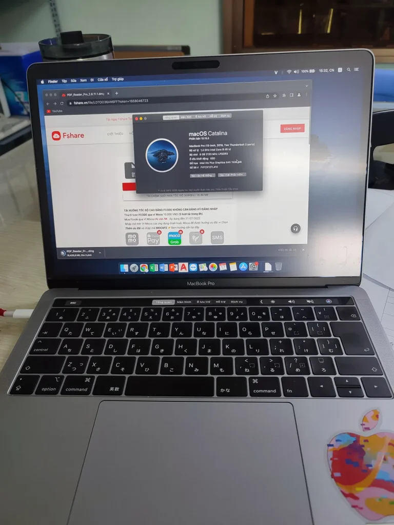 MacBook Pro 13-inch bàn phím tiếng Nhật, màn hình hiện cửa sổ thông tin macOS Catalina