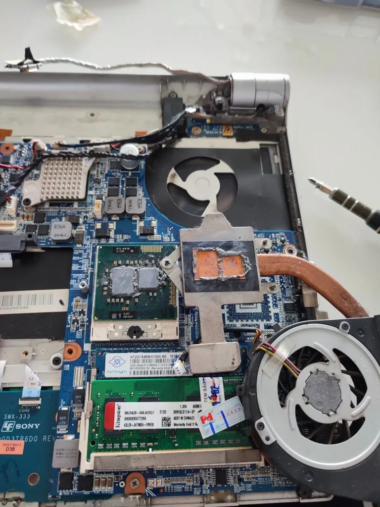 Laptop Sony Vaio tháo vỏ lộ bo mạch chủ, CPU, thanh RAM, tản nhiệt ống đồng và hai quạt làm mát.